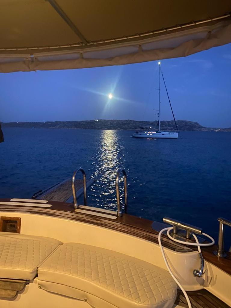 Готель Night On Board Ла-Маддалена Екстер'єр фото